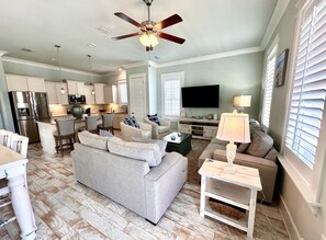 Casa, 4 habitaciones | Área de sala de estar | Smart TV 