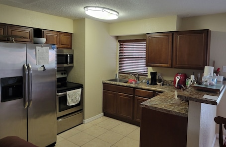 Fridge, microwave, oven, stovetop. Midway between Disney and the Gulf beaches