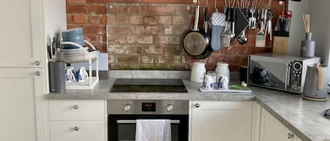 Réfrigérateur, four à micro-ondes, un four, surface de cuisson