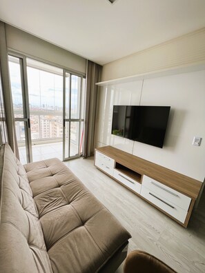 Departamento urbano | Sala de estar | Televisión de pantalla plana de 50 pulgadas con canales digitales 