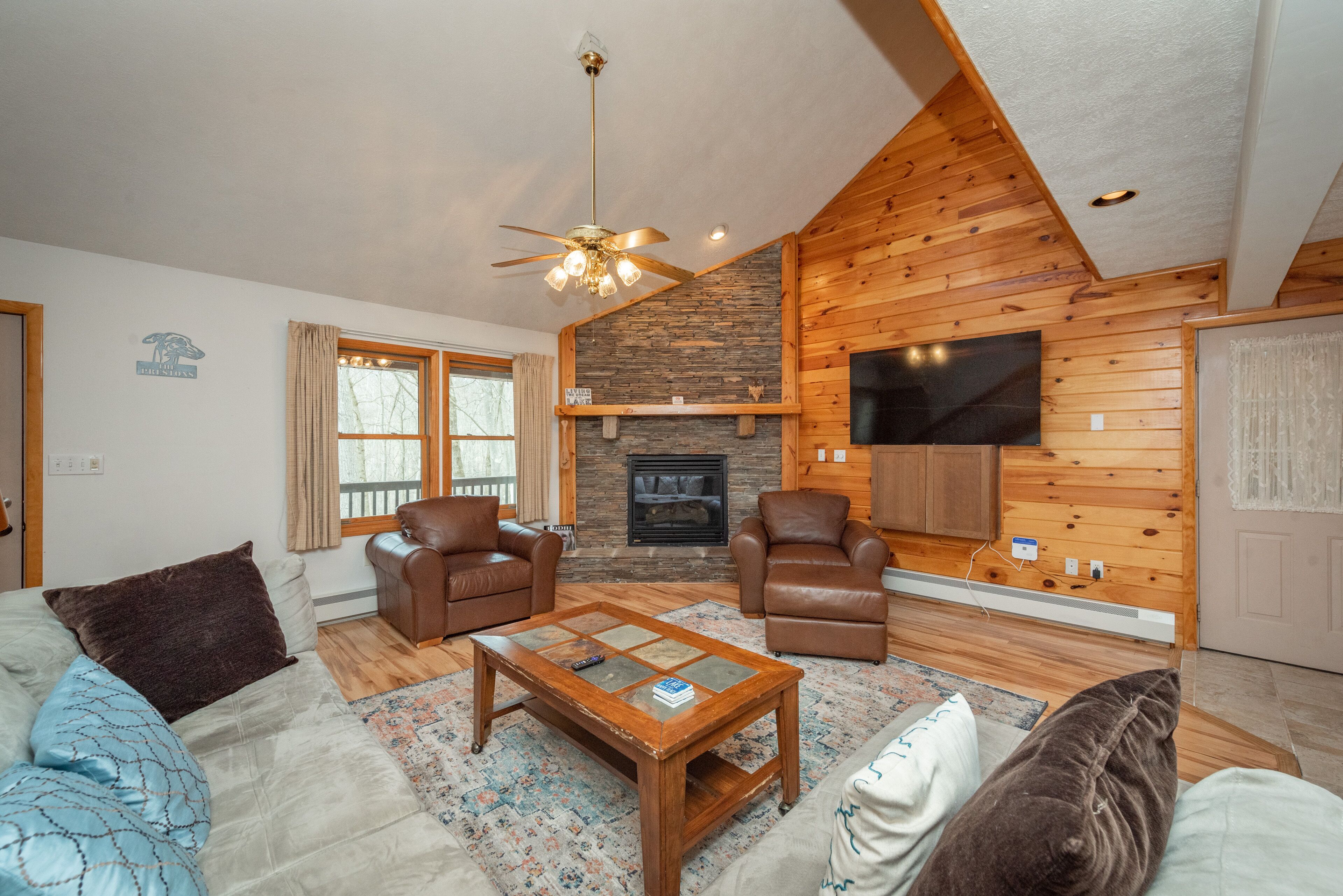 Una Smart TV, una chimenea, un futbolín, una mesa de tenis de mesa