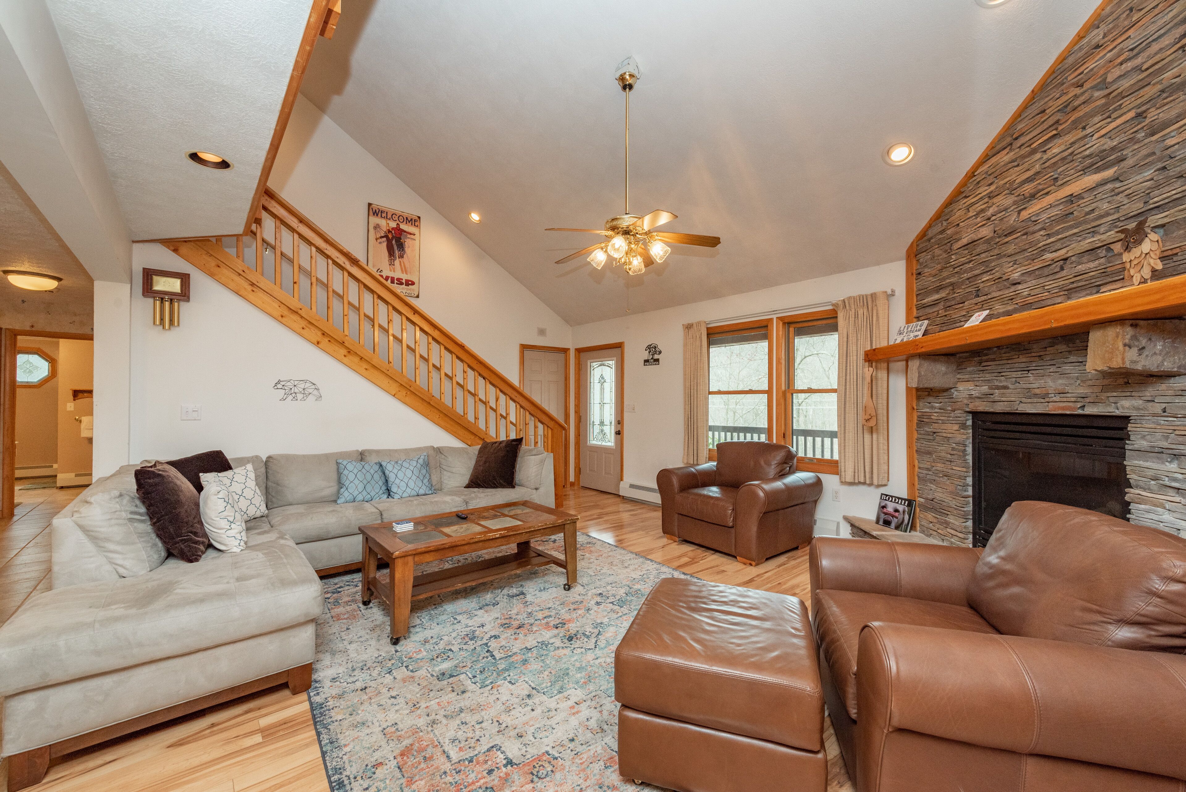 Smart TV, chimenea, futbolito y tenis de mesa 