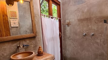 Cabaña Deluxe, 1 habitación, cocina básica, en la zona del jardín | Baño | Secador de pelo, toallas, jabón y papel higiénico