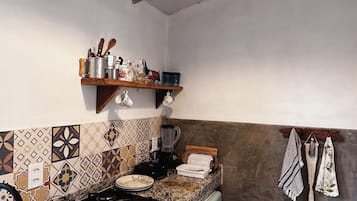 Deluxe huisje, 1 slaapkamer, bad, aan tuin | Privékeuken | Een minikoelkast, een microgolfoven