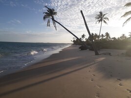 Ubicación cercana a la playa, arena blanca y cabañas de uso gratuito