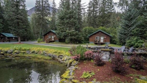 A cabin-style lodge with a pond and a stone pathway. - Box Canyon "Eagle's Nest Cabin" - 1 bed, WIFI (Seward)