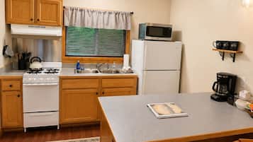Fridge, cookware/dishes/utensils