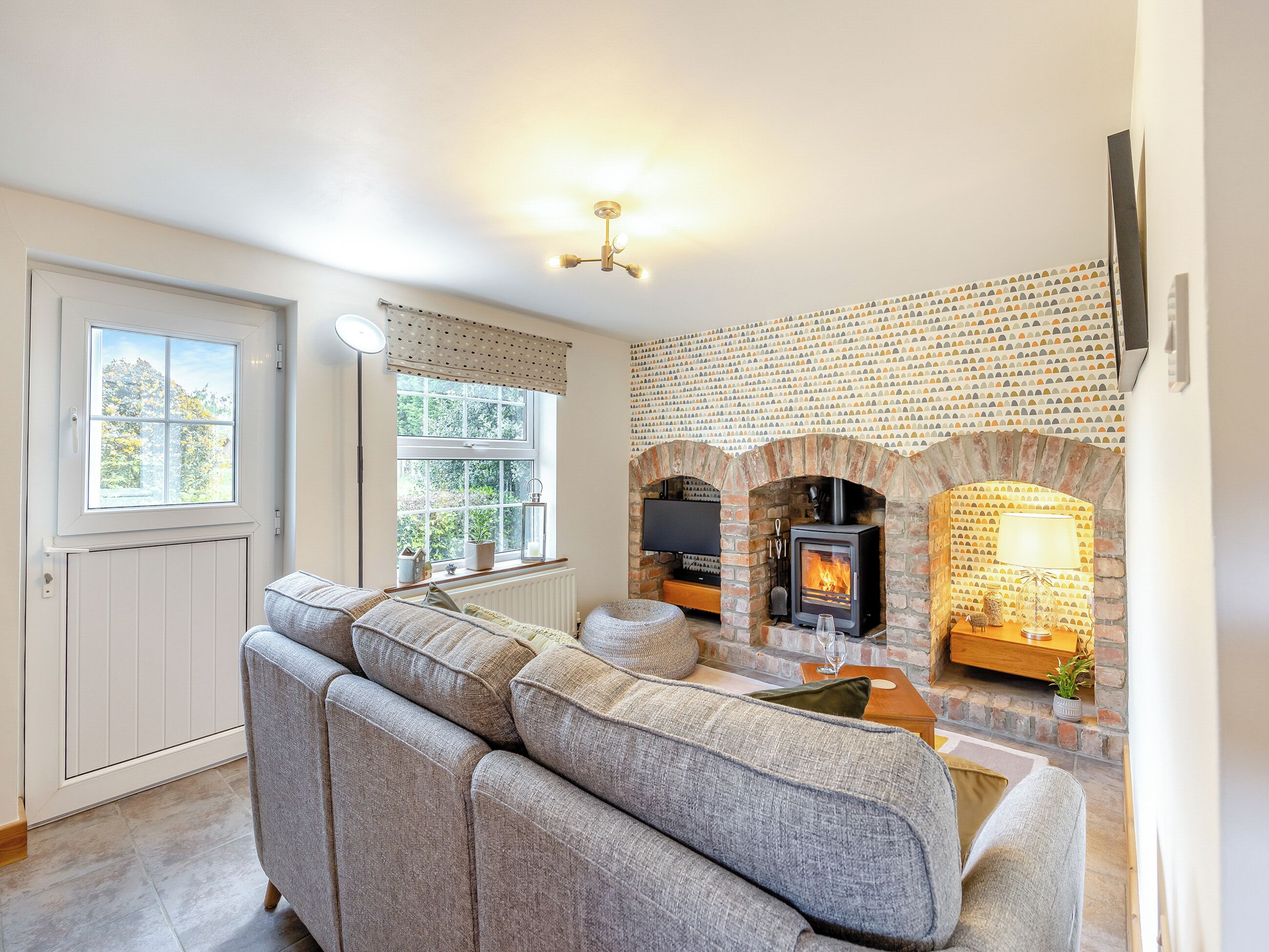 TV, fireplace