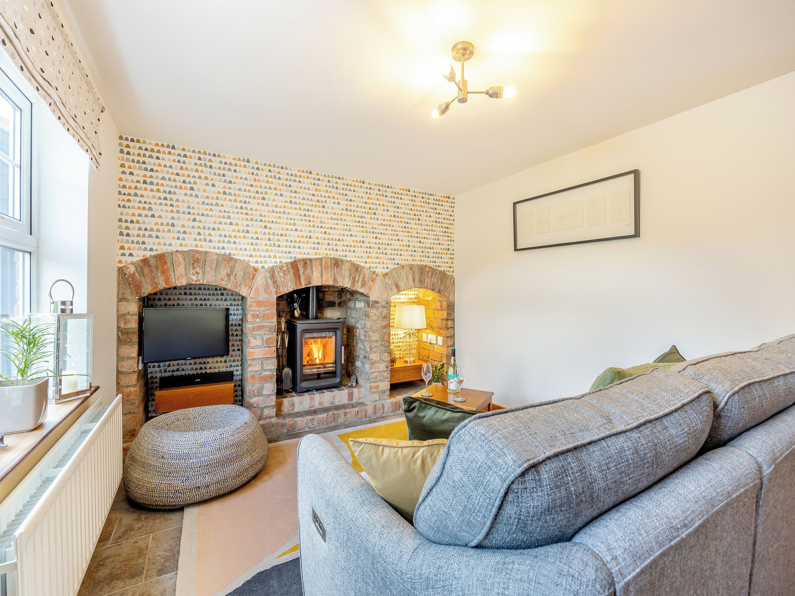 TV, fireplace