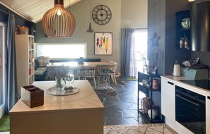 Kühlschrank, Geschirrspüler, Wasserkocher mit Kaffee-/Teezubehör