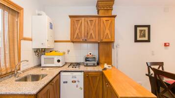 Deluxe Cabin | Private kitchen | Fridge, microwave, oven, cookware/dishes/utensils