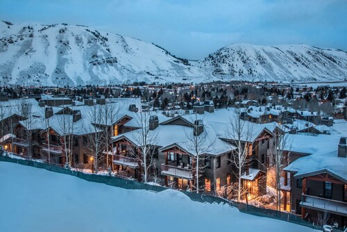 Outpost: Grand View 5020S - Close to Town