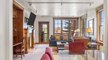 Smart TV, fireplace