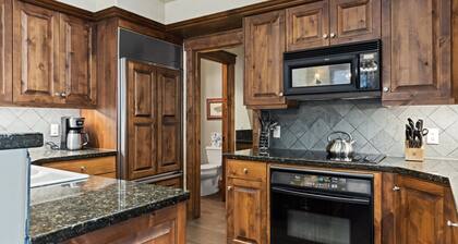 Outpost: Grand View 5020A - Fireplace, Elevator, AC!