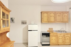 Fridge, dining tables - M333 - Marcelli, cozy two-room apartment 200 meters from the beach (Marcelli)