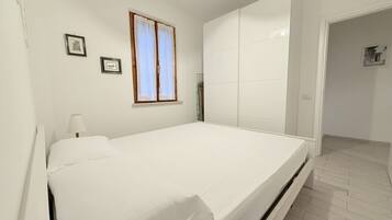 1 bedroom, bed sheets