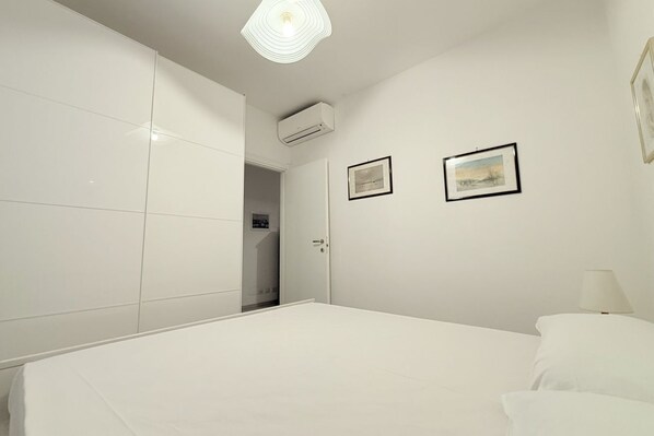 1 bedroom, bed sheets