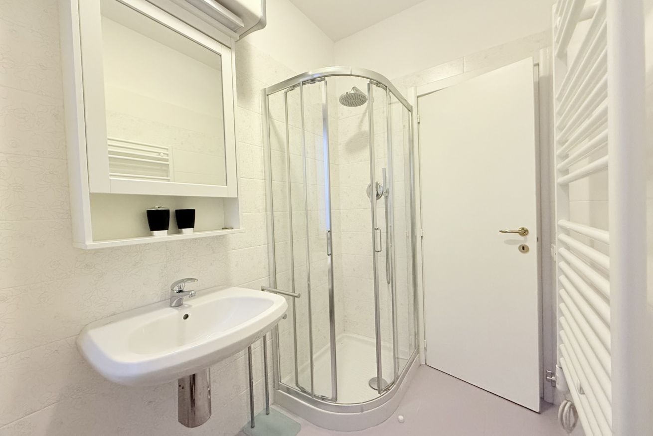 Douche, bidet, serviettes fournies