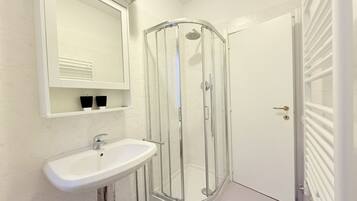 Douche, bidet, serviettes fournies