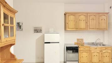 Refrigerador, mesa de comedor