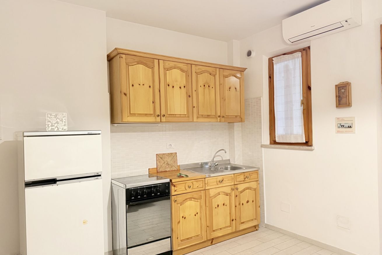 Frigorifero, tavolo da pranzo