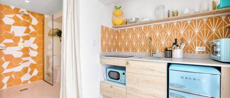 Kühlschrank, Mikrowelle, Ofen, Herdplatte