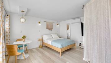 1 habitación, tabla de planchar con plancha y cuna de viaje