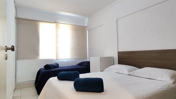 2 habitaciones, espacio para trabajar con laptop y cortinas blackout