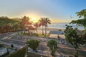 Apartemen | Pantai | Di pantai, pasir putih, payung pantai, dan voli pantai