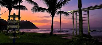 Pé na areia do Guarujá - Praia do Tombo (5-E)