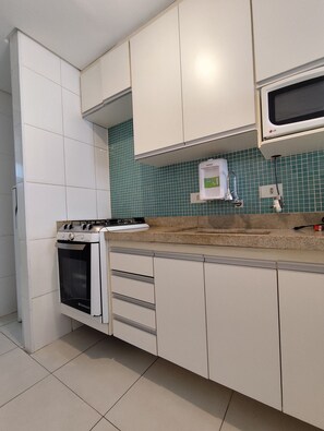 Apartment | Private kitchen | Fridge, microwave, oven, blender - Pé na areia do Guarujá - Praia do Tombo (5-E) (Guarujá)
