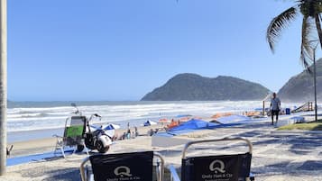 Apartamento | Praia | Na praia, areia branca, guarda-sóis, prática de vôlei de praia