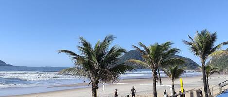 Appartement | Plage | Sur la plage, sable blanc, parasol, volleyball
