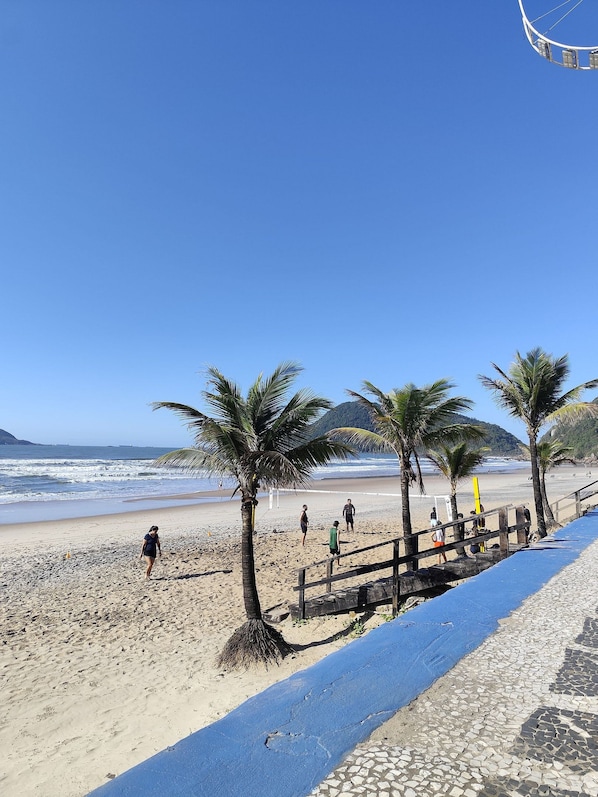 Apartment | Beach | On the beach, white sand, beach umbrellas, beach volleyball - Pé na areia do Guarujá - Praia do Tombo (5-E) (Guarujá)