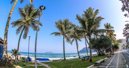PĂ© na areia do GuarujĂĄ - Praia do Tombo (5-E)