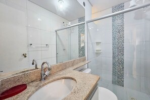 Appartement | Salle de bain | Douche, serviettes fournies
