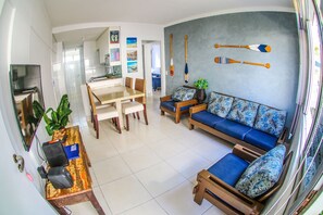 Apartament | Sala d'estar | Televisor LED de 40 polzades amb canals per satèl·lit i televisor