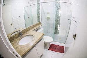Apartament | Bany | Dutxa i tovalloles
