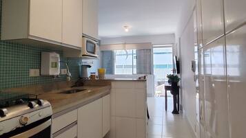 Apartamento | Cozinha privada | Geladeira, micro-ondas, fogão, liquidificador