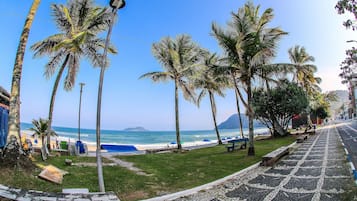 Departamento | Playa | En la playa, playa de arena blanca, sombrillas y vóleibol de playa