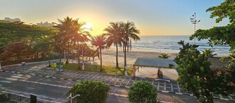 Pé na areia do Guarujá - Praia do Tombo (5-E)