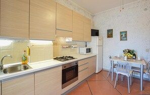Refrigerador, microondas, parrilla de estufa y utensilios de cocina 