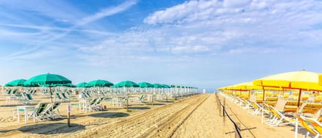Una spiaggia nelle vicinanze