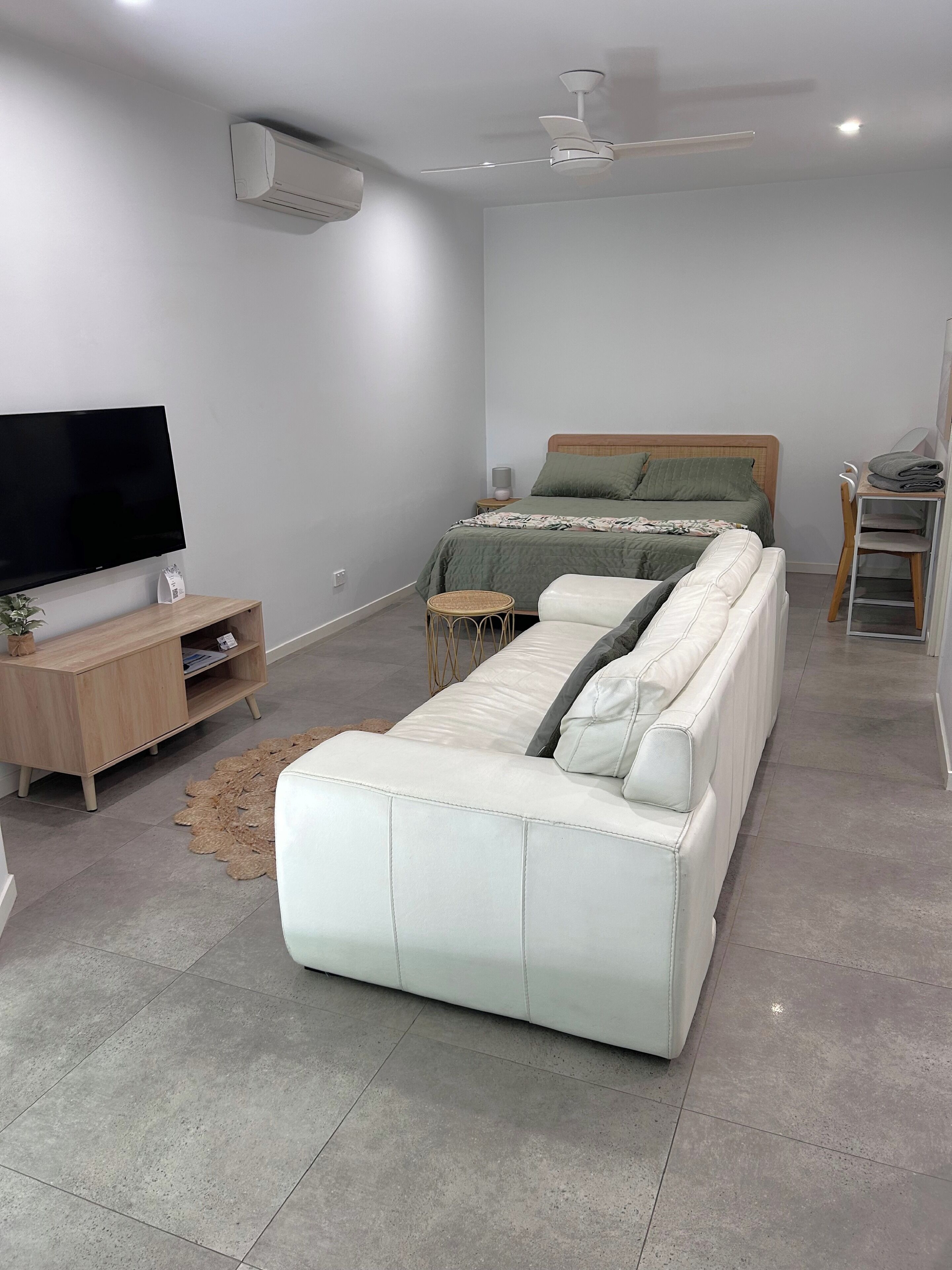 Een strijkplank/strijkijzer, reisbedje, wifi, beddengoed