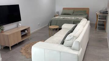 Een strijkplank/strijkijzer, reisbedje, wifi, beddengoed