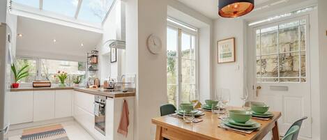 Geschirrspüler, Hochstuhl, Kochgeschirr/Geschirr/Besteck