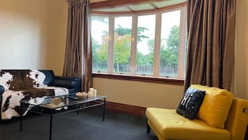 Biệt thự truyền thống | Khu phòng khách | Smart TV 49-inch có truyền hình kỹ thuật số, TV