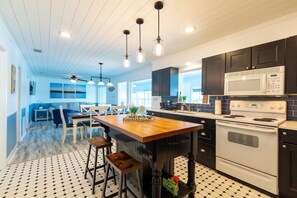 Fridge, microwave, oven, stovetop - Beautiful Lakefront Retreat (Mabank)