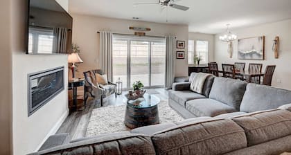 Emerald Inn in the Mountains: Stunning brand new home!