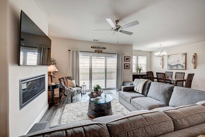 Emerald Inn in the Mountains: Stunning brand new home!